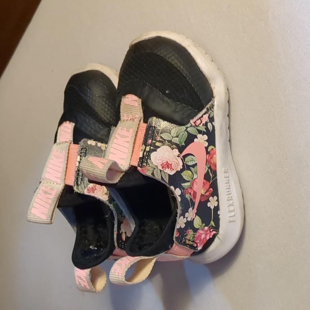 Nike size 4 little girl flex runner